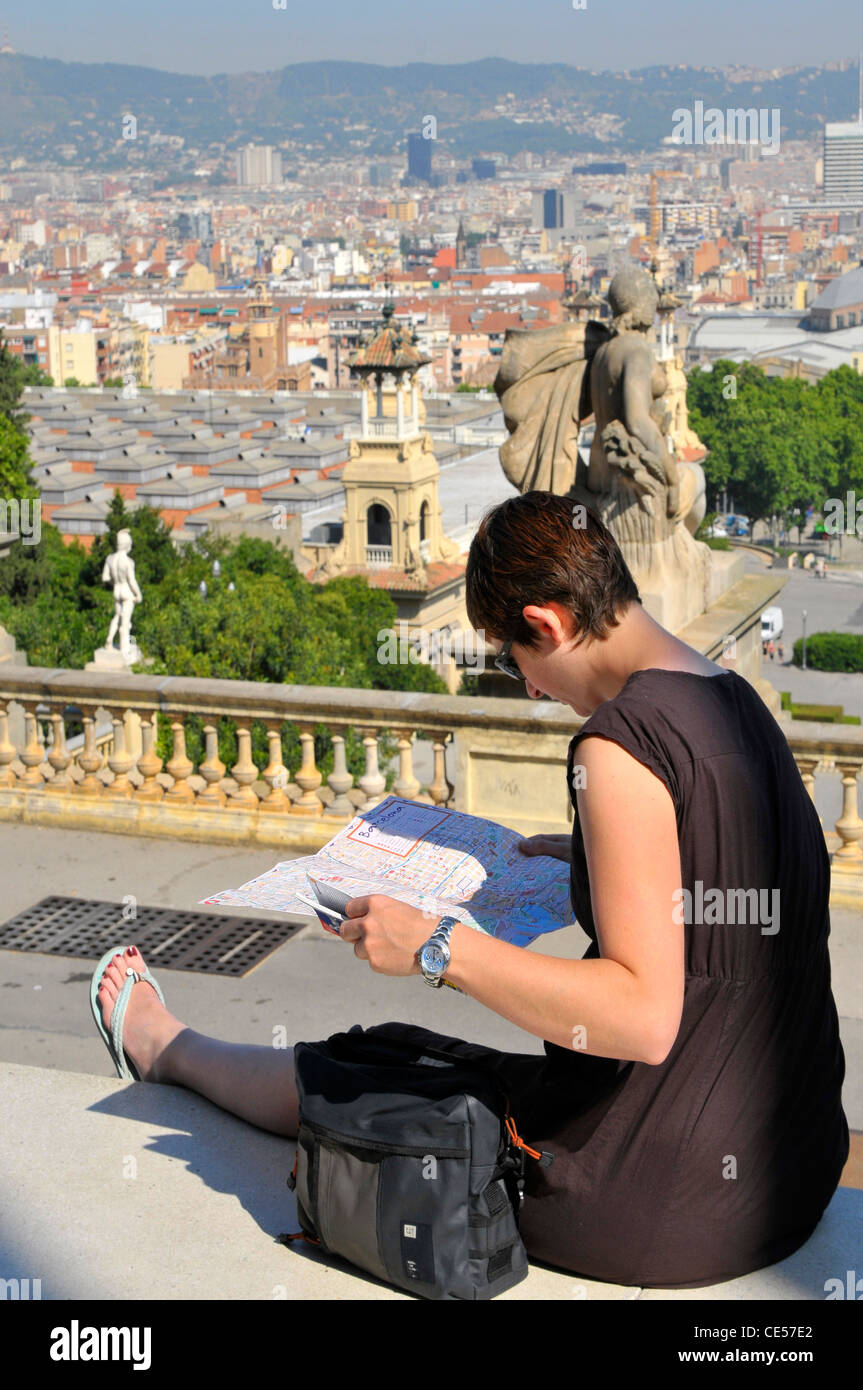 Touristen mit Kartenansichten Barcelona Spanien vom Montjuïc Hügel Europa Katalonien Stockfoto