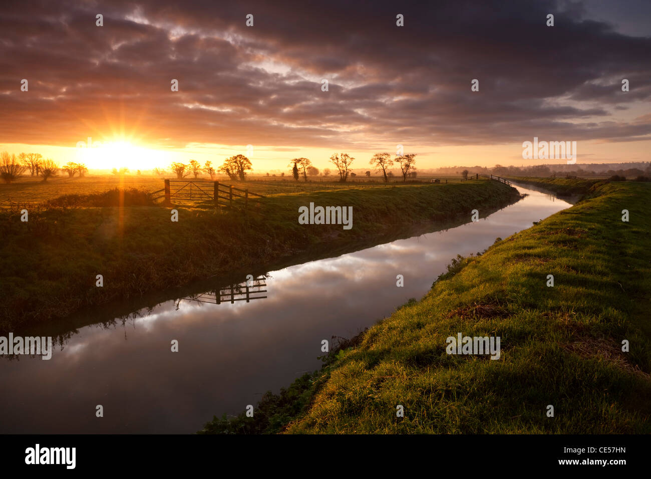 Sonnenaufgang über den Somerset Levels, Fluss Brue in der Nähe von Glastonbury, Somerset, England. Herbst (November) 2011. Stockfoto