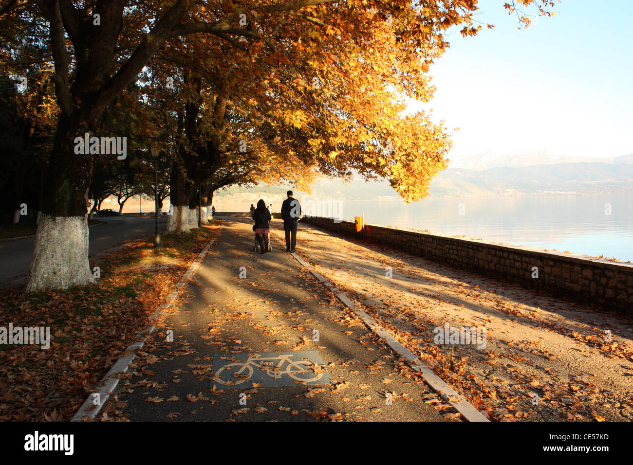 Menschen zu Fuß, Fahrrad, promenade, See Pamvotis, Ioannina, Epirus, Griechenland Stockfoto