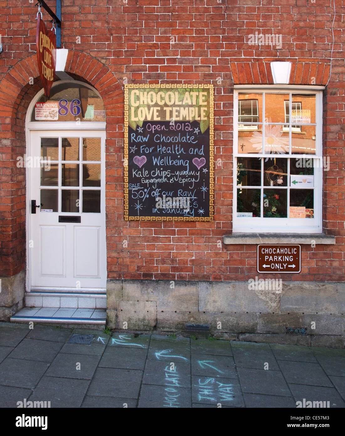 Café Schokolade Liebe Tempel in Glastonbury Somerset UK mit Chocaholic nur Parken und Pfeile "Schokolade auf diese Weise" Stockfoto