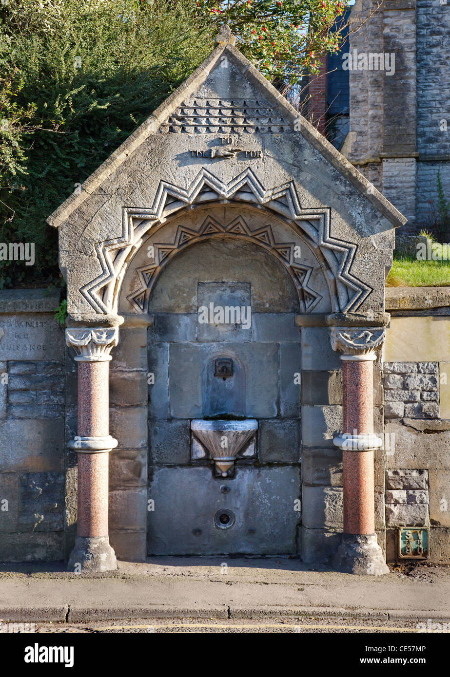 Viktorianische gut oder öffentlichen Brunnen auf Lambrook Straße in Glastonbury Somerset UK Lager Symbol einer Hand zeigen, the Tor Stockfoto