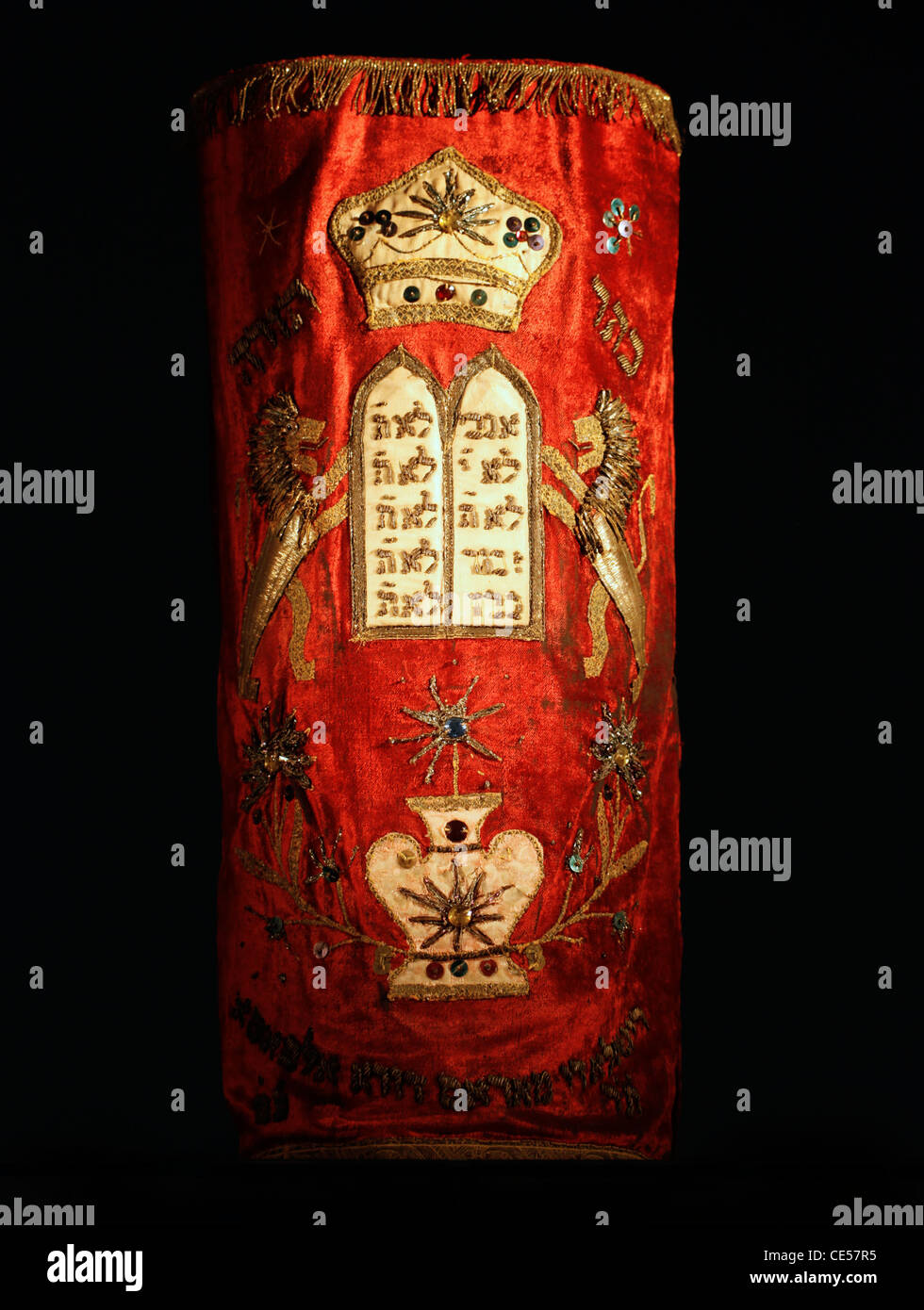 Ein reich bestickter Mantel bedeckt die Heiligen jüdischen Torarollen Stockfoto
