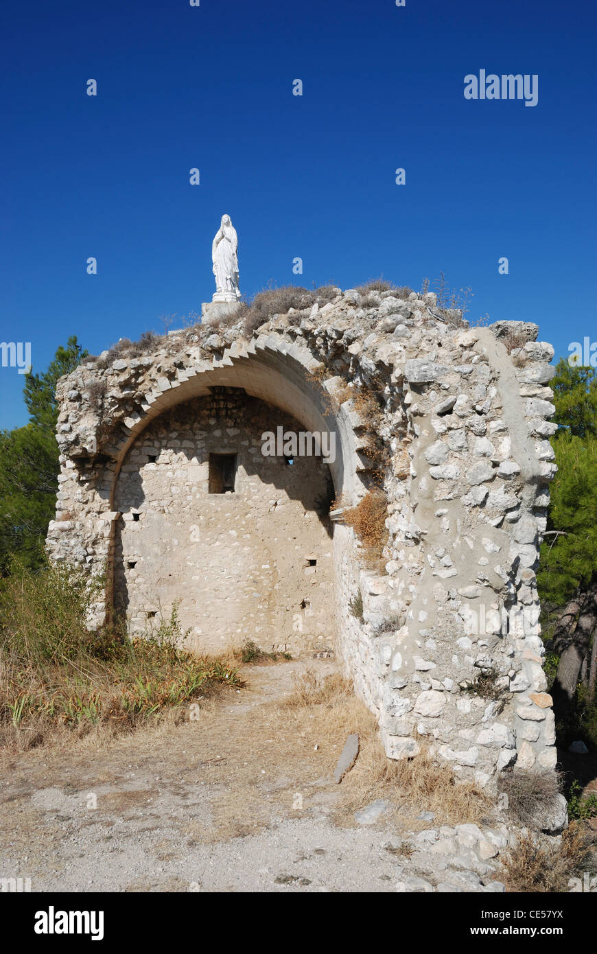 Eine Statue der Jungfrau Maria auf einem Hügel oberhalb Eygalières, Bouches du Rhône, Provence, Frankreich. Stockfoto