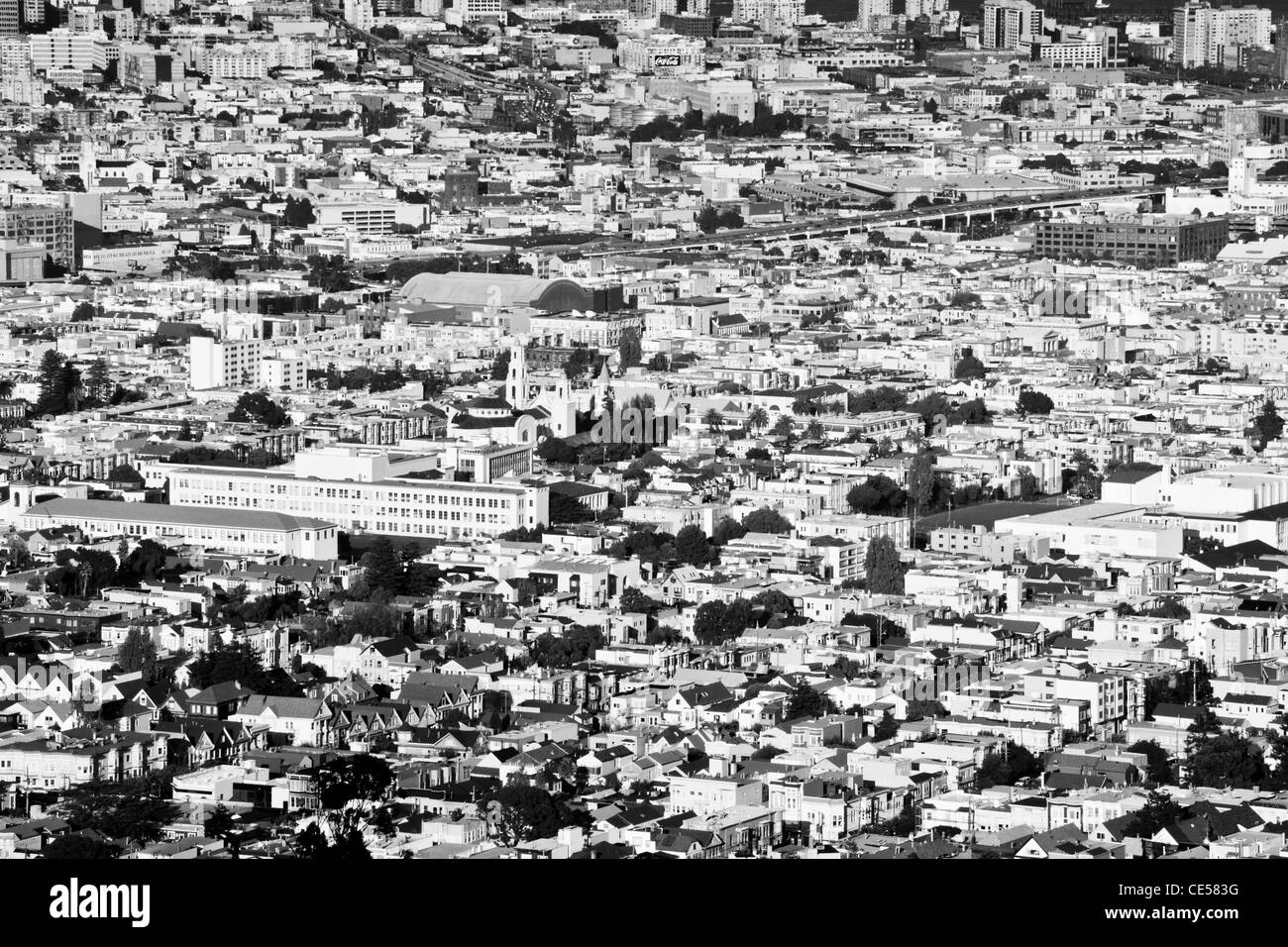 schwarz / weiß Foto von San Francisco Ortsrand, zeigt die dicht gedrängten Zersiedelung von Gebäuden, Straßen und Bäume. Stockfoto