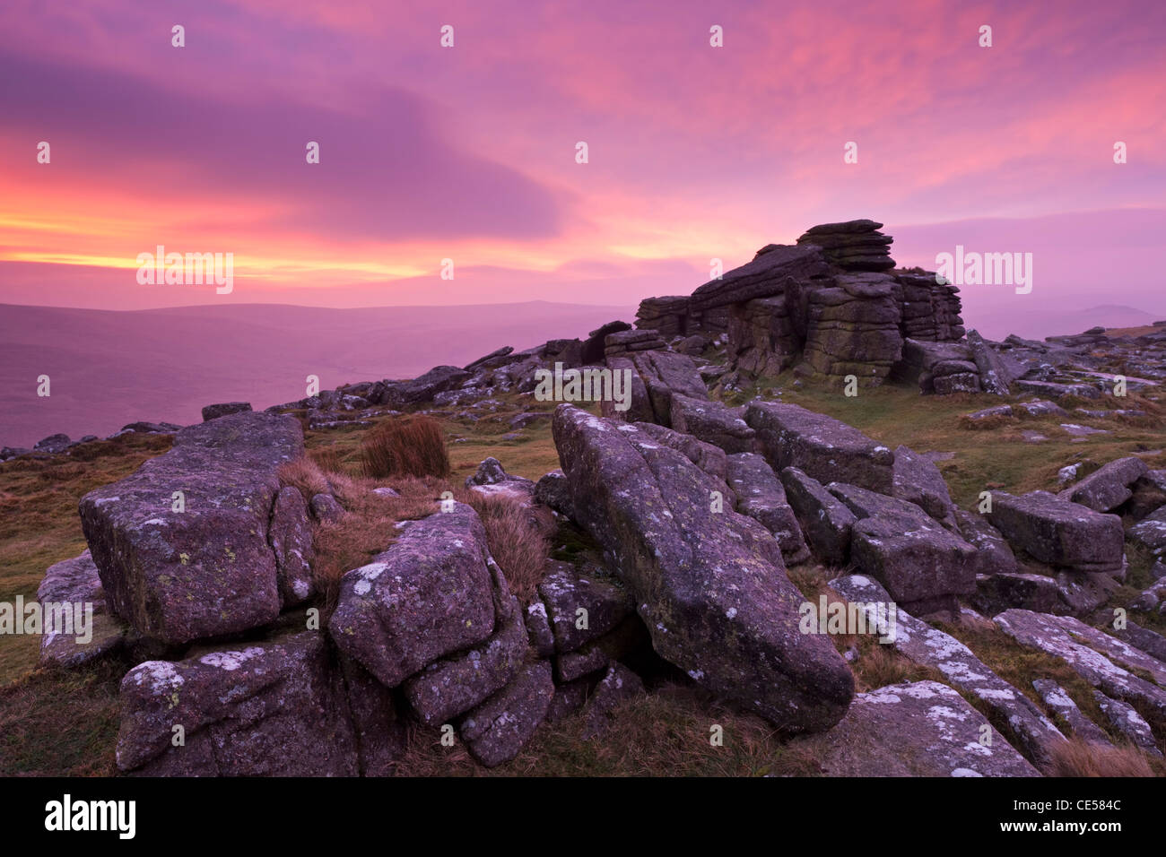 Intensive Sonnenaufgang über Belstone Tor, Dartmoor, Devon, England. Winter (Januar) 2012. Stockfoto