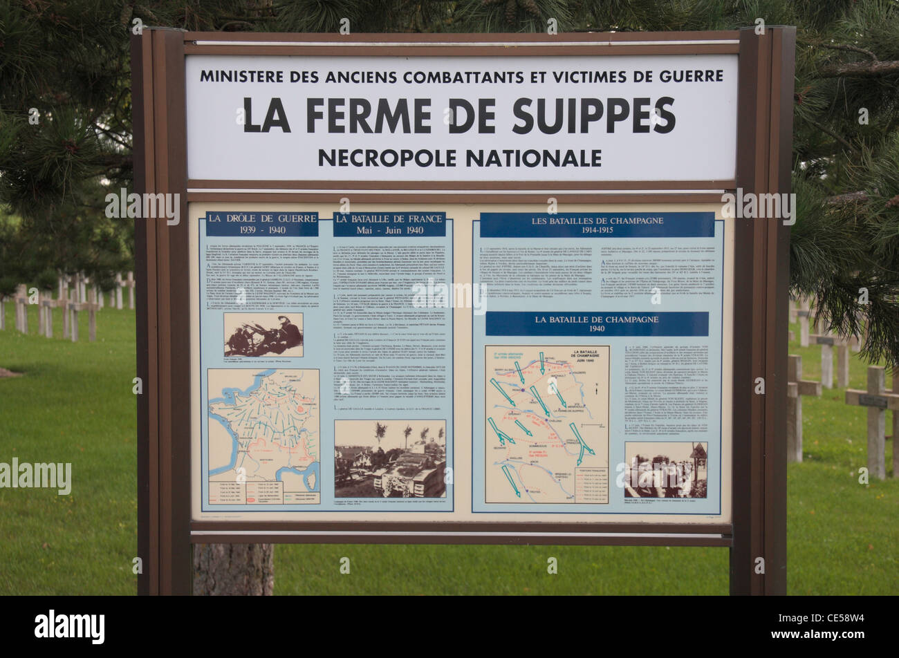 Eintritt Zeichen der französischen National Cemetery (La Nécropole Nationale), La Ferme de Suippes Friedhof In Suippes, Frankreich. Stockfoto