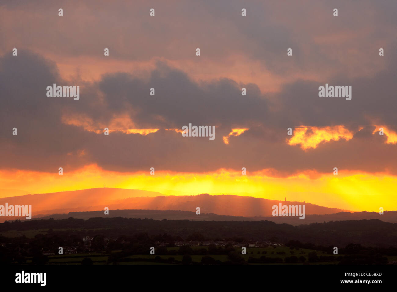 Dramatischen Sonnenuntergang über den Hügeln von Devon und Cornwall Stockfoto