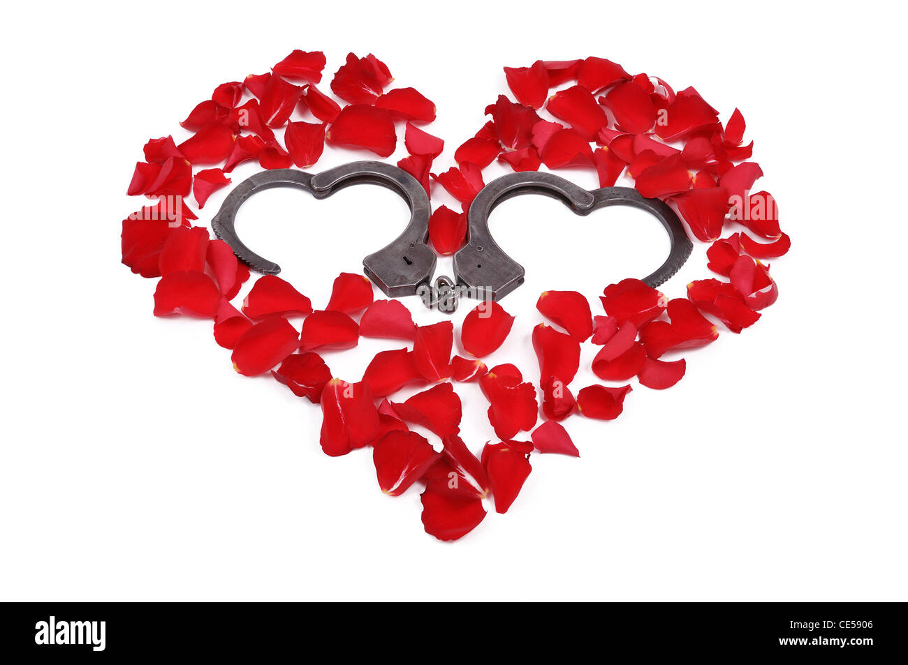 Rosenblüten in der Form eines Herzens angeordnet und ein offenes Herz-förmigen Handschellen Stockfoto
