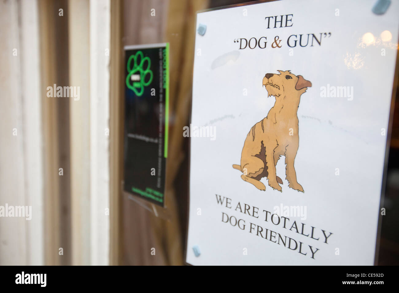 Ein Hund freundliches Zeichen auf der Hund und Gewehr Pub in Keswick, Cumbria, UK. Stockfoto