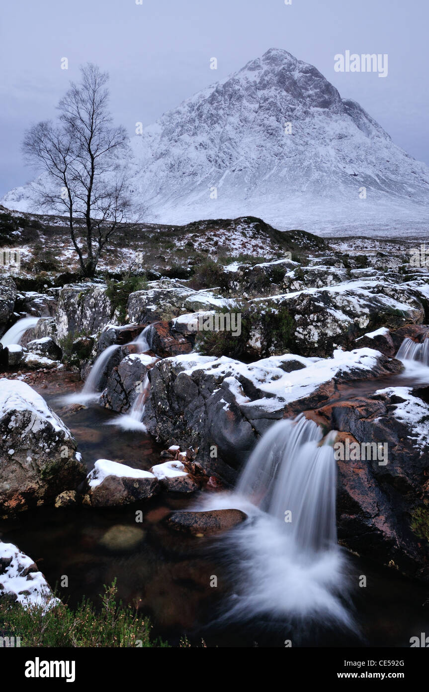 Wasserfall auf dem Fluss Coupall mit Buachaille Etive Mor im Hintergrund. Winter-Blick in Glencoe, Schottisches Hochland Stockfoto