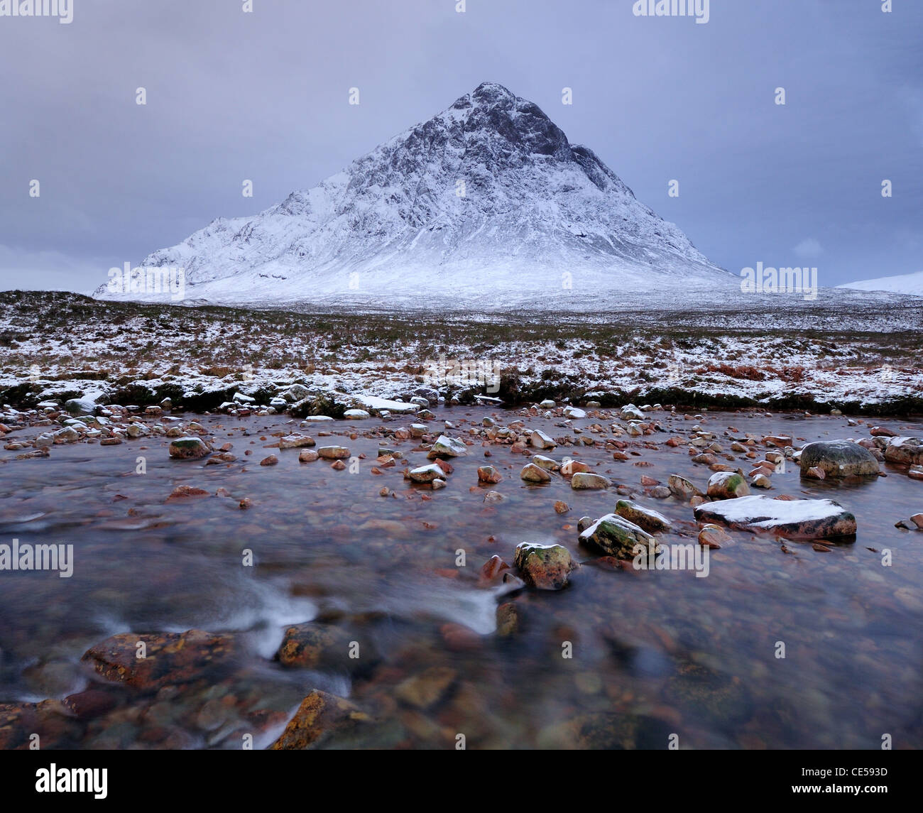 Winter-Szene in Glencoe, Schottisches Hochland. Der Fluss Coupall und die Gipfel des Stob Dearg, Buachaille Etive Mor Stockfoto