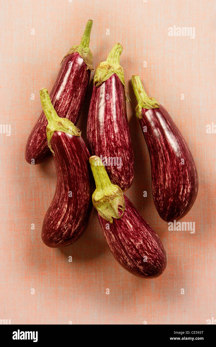 Graffiti auf Pfirsich Hintergrund Aubergine Stockfoto