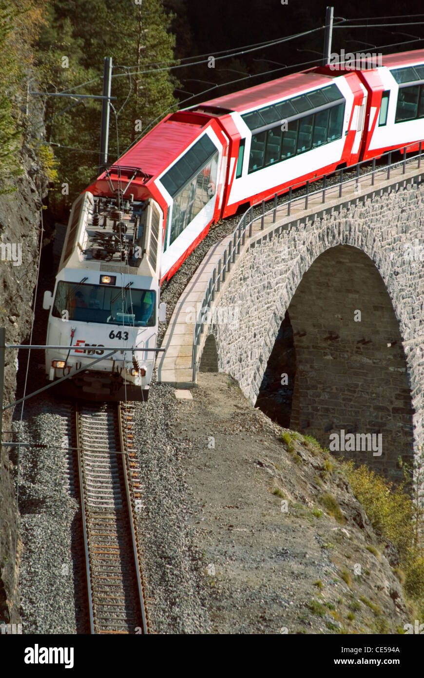 Glacier Express am Landwasserviadukt in den Schweizer Alpen, Schweiz Stockfoto