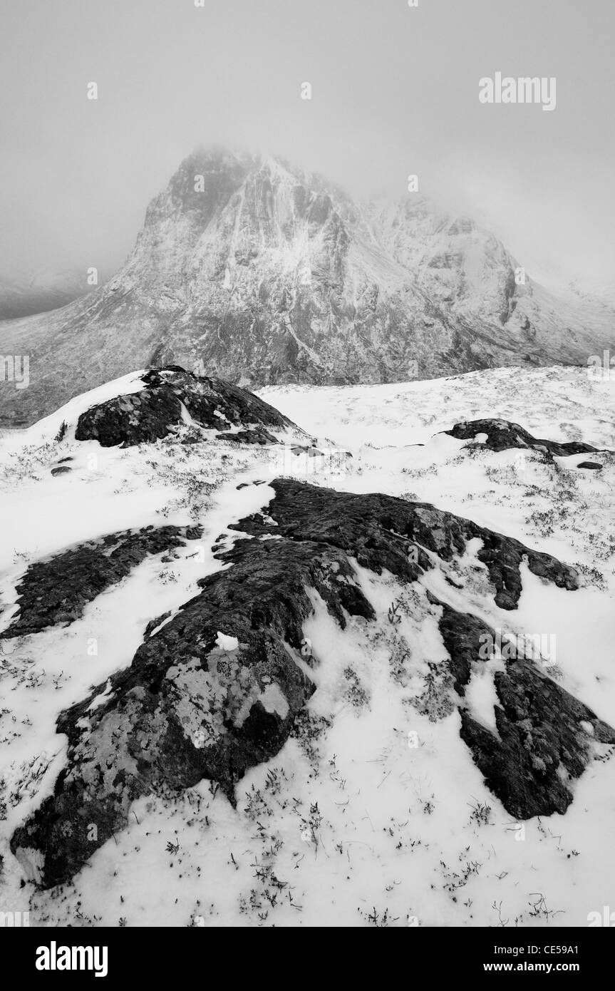 Schwarz / weiß Foto von Felsen auf Stob Beinn eine Chrulaiste im Winter, Blick auf Buachaille Etive mor, Glencoe, Schottland Stockfoto
