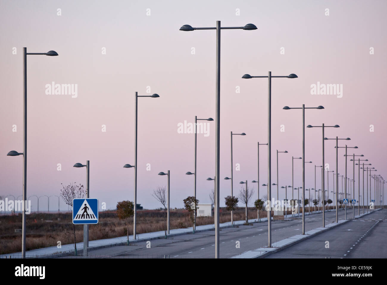 Reihen von redundanten Straßenbeleuchtung, in der Nähe von Seseña, in der Provinz Toledo, in der Nähe von Madrid Spanien. Foto: Jeff Gilbert. Stockfoto