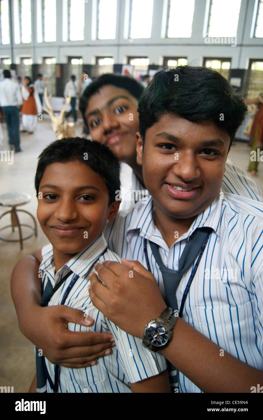 Smart indischen Schülerinnen und Schüler am Rahmen. Stockfoto