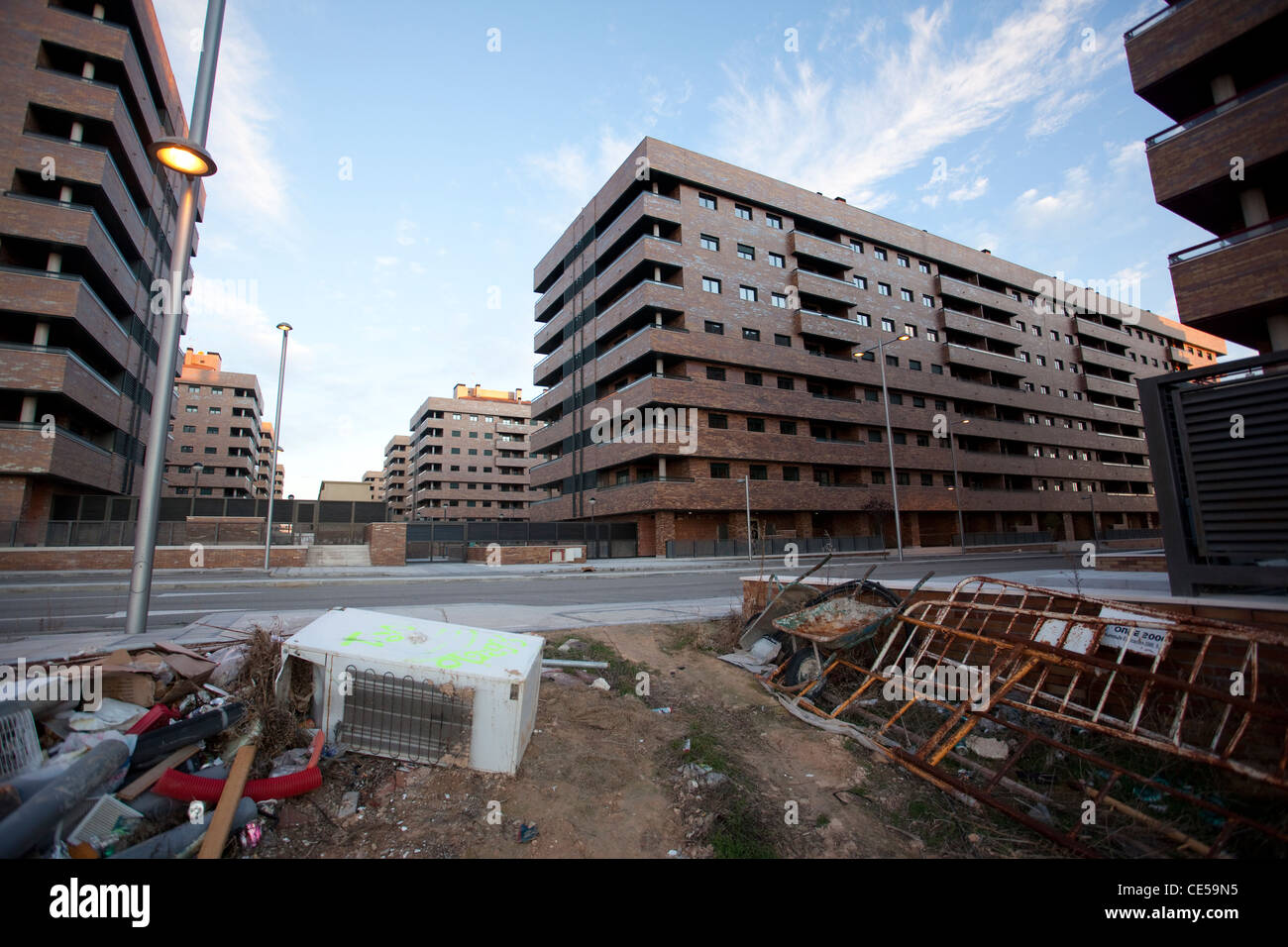 Große Blöcke von Wohnungen sitzen leer am Eingang zum Seseña, in der Provinz Toledo, außerhalb von Madrid, Spanien. Stockfoto