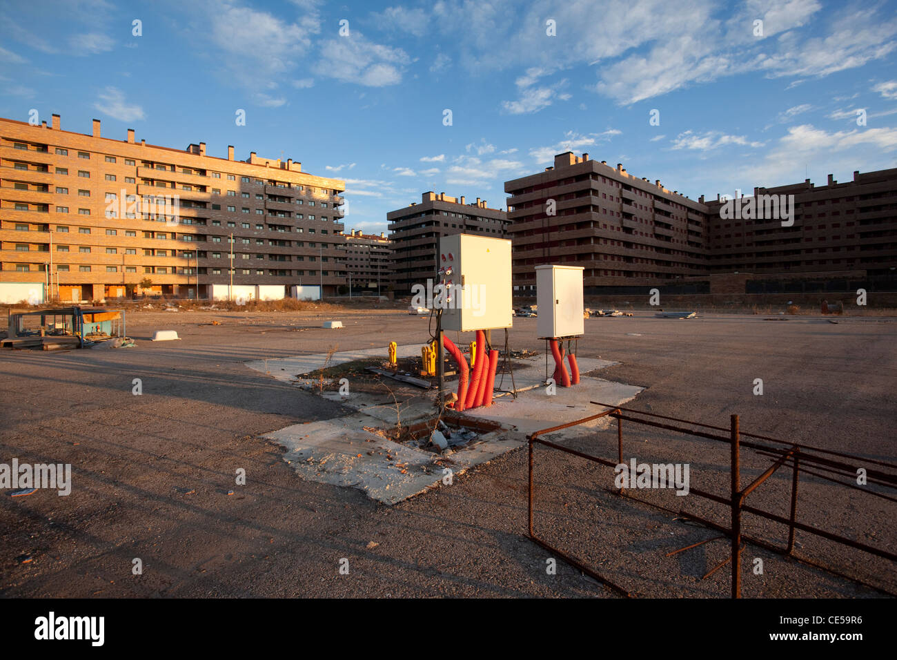 Große Blöcke von Wohnungen sitzen leer am Eingang zum Seseña, in der Provinz Toledo, außerhalb von Madrid, Spanien. Stockfoto