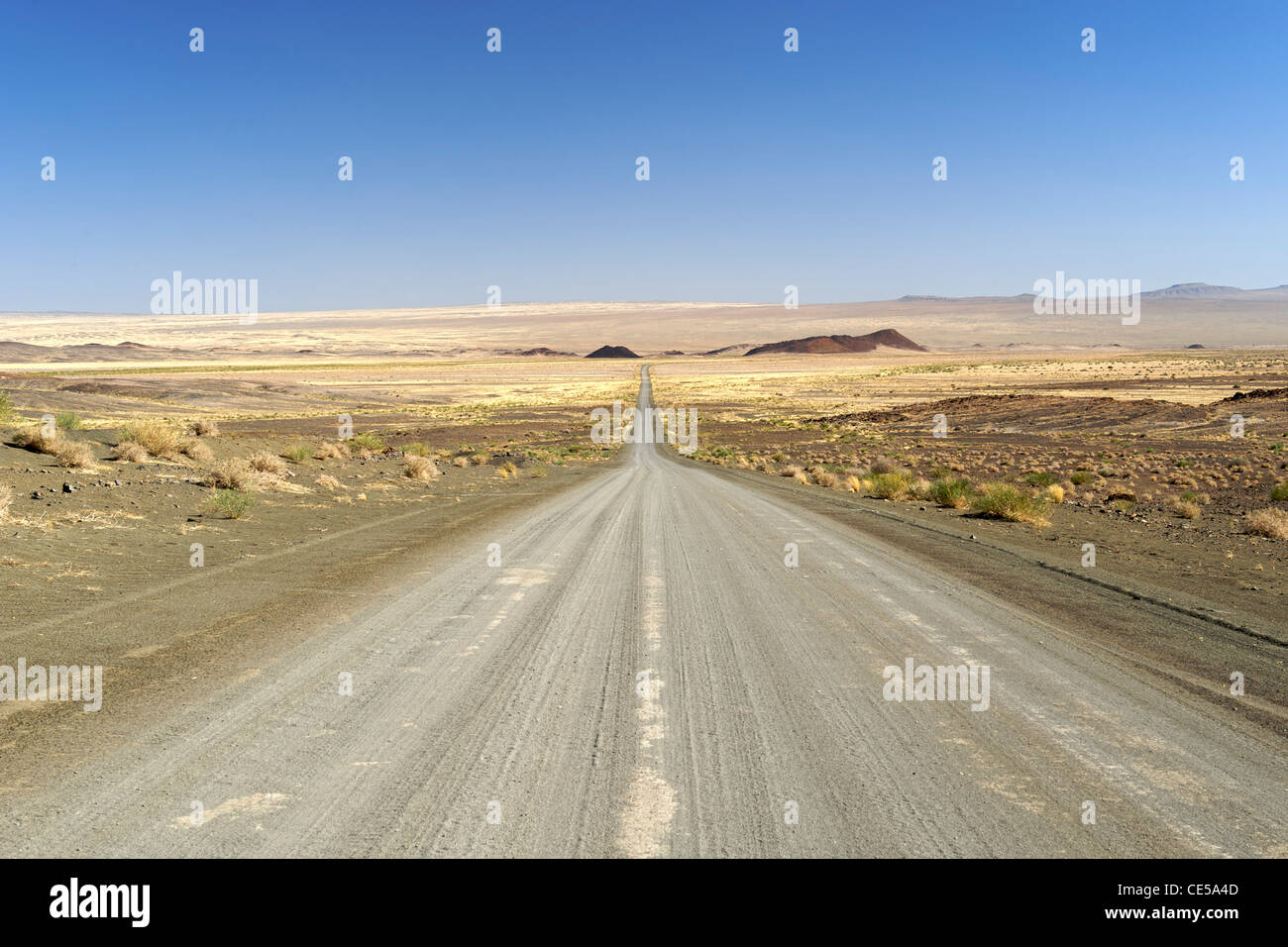 Kiesweg in der Karas-Region des südlichen Namibia. Stockfoto