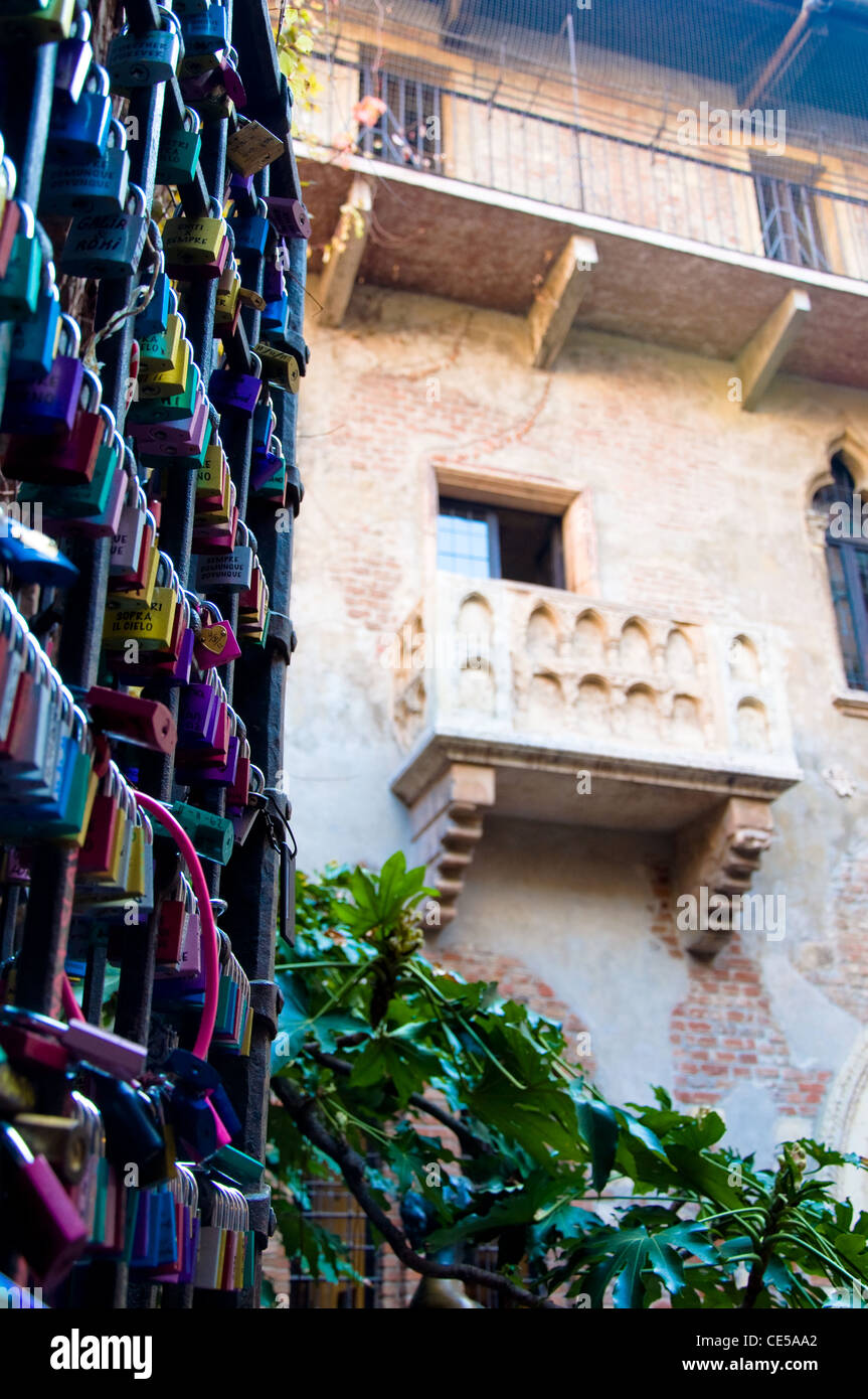 Liebe Vorhängeschlösser und Julias Balkon, Verona, Italien Stockfoto