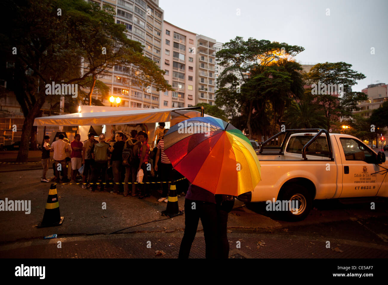 Warteschlange für HIV-Schnelltest auf Quero Fazer Trailer (Trailer "Ich will, es zu tun") am Largo Arouche, Innenstadt von Sao Paulo, Brasilien Stockfoto
