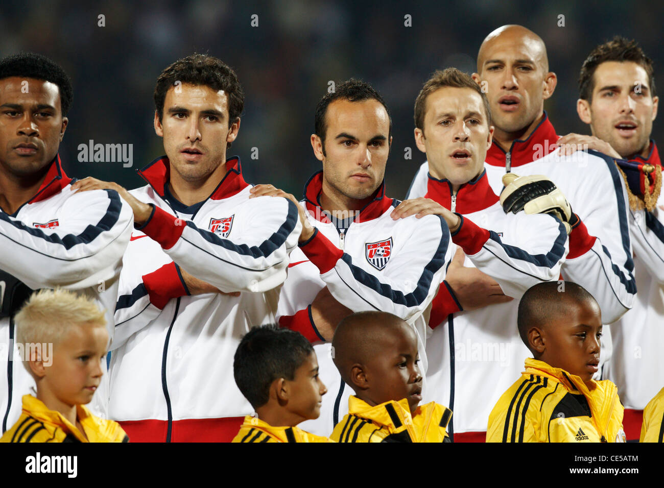 Vereinigten Staaten Spieler singen die Nationalhymne vor einem 2010 FIFA World Cup Runde der 16 Spiel gegen Ghana. Stockfoto