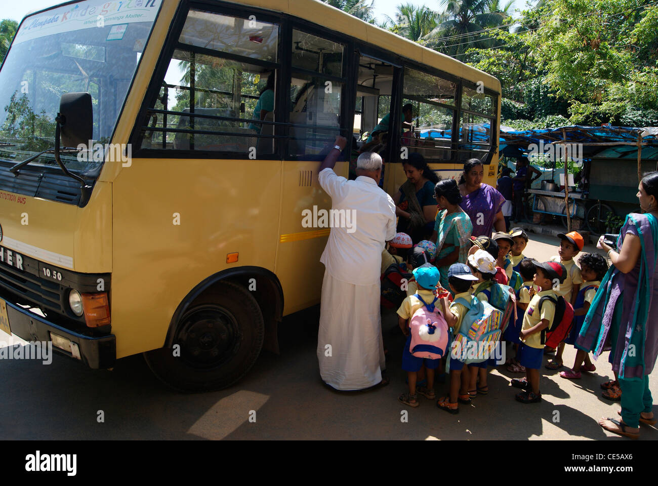 Kleine Kindergartenkinder im Schulbus Stockfoto