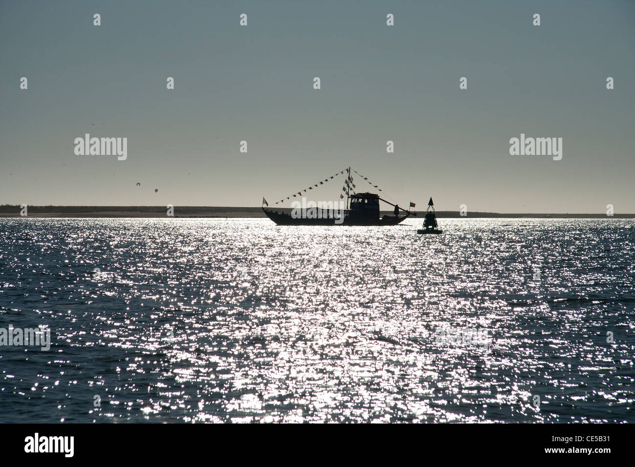 Barco Rabelo Silhouette auf den Fluss Douro mit Sonne Reflexion Stockfoto
