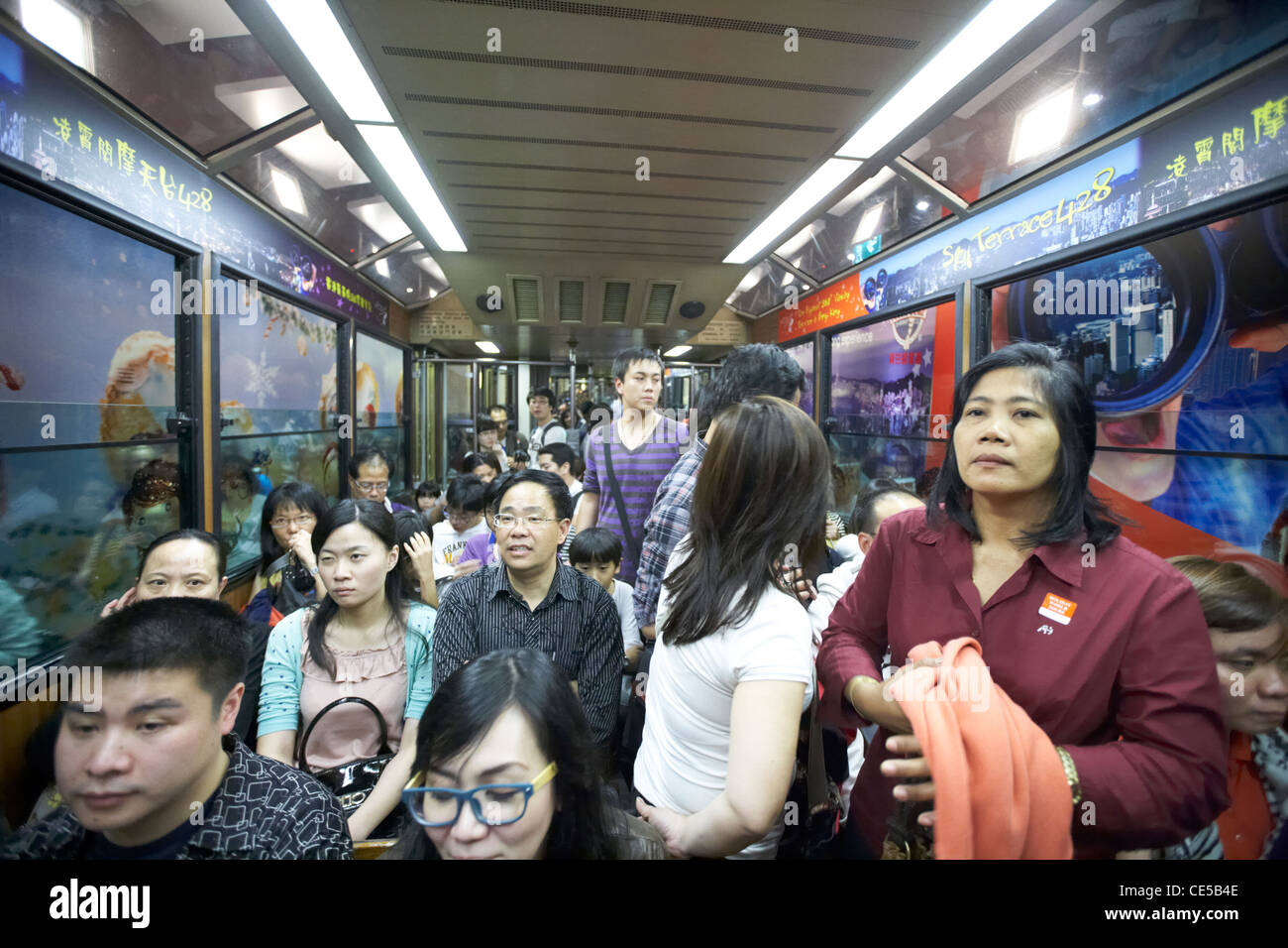 Chinesen in die Peak Tram verlassen den Bahnhof Hongkong Sonderverwaltungsregion Hongkong China Asien Stockfoto