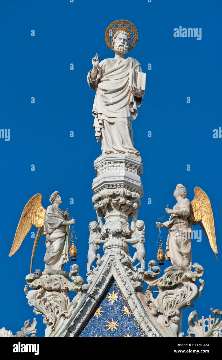 Europa, Italien, Venedig, Statue of St. Mark's am Markusdom (Basilica di San Marco) - der Schutzpatron von Venedig Stockfoto