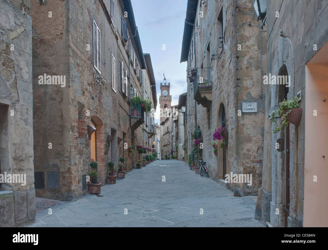 Europa, Italien, Toskana, Pienza, mittelalterliche Straße und Uhrenturm in der Altstadt (Corso Il Rossollino) Stockfoto