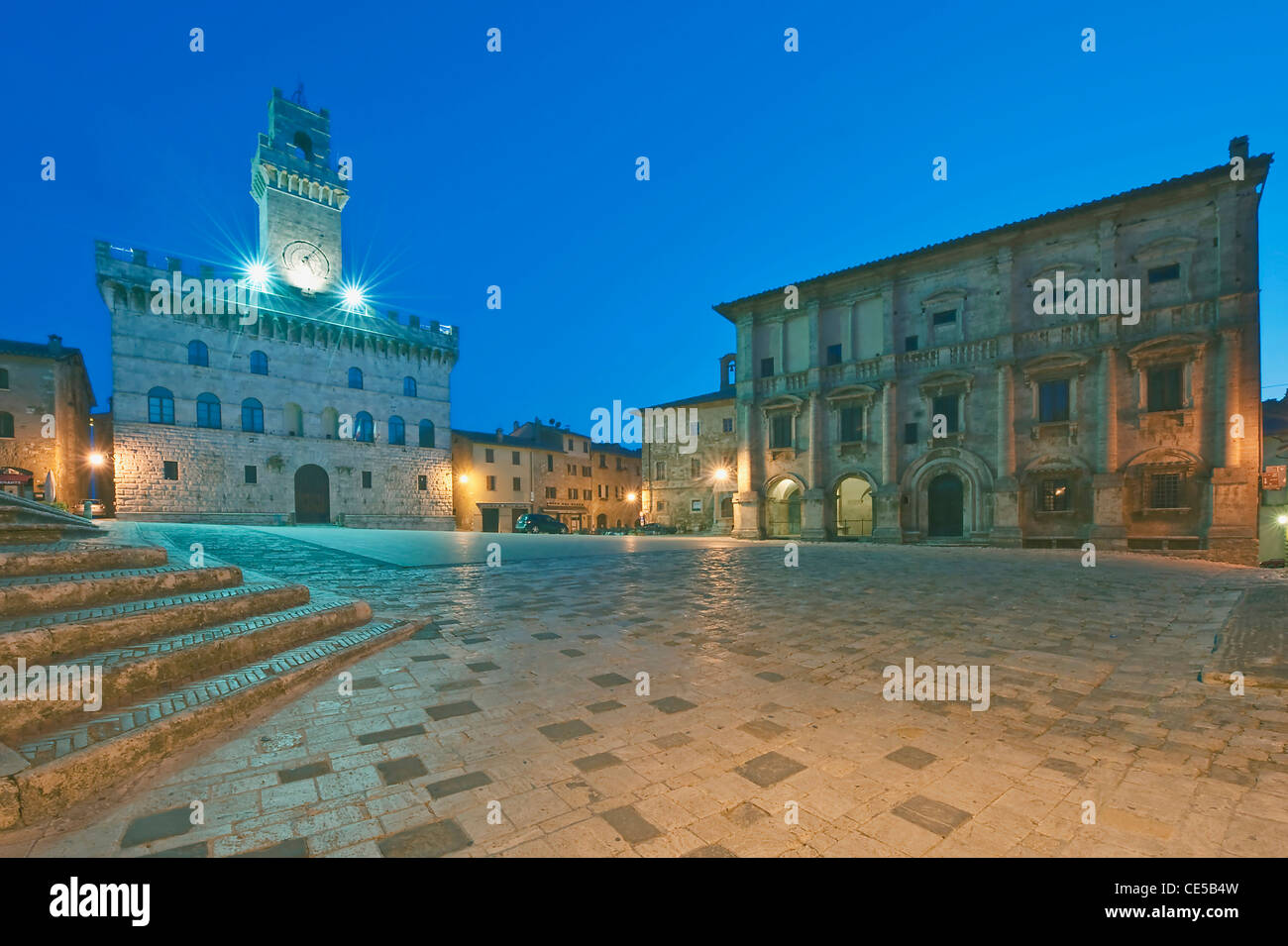 Europa, Italien, Toskana, Montepulciano, Palazzo Comunale (Rathaus) und Palazzo Tanugi im Morgengrauen Stockfoto
