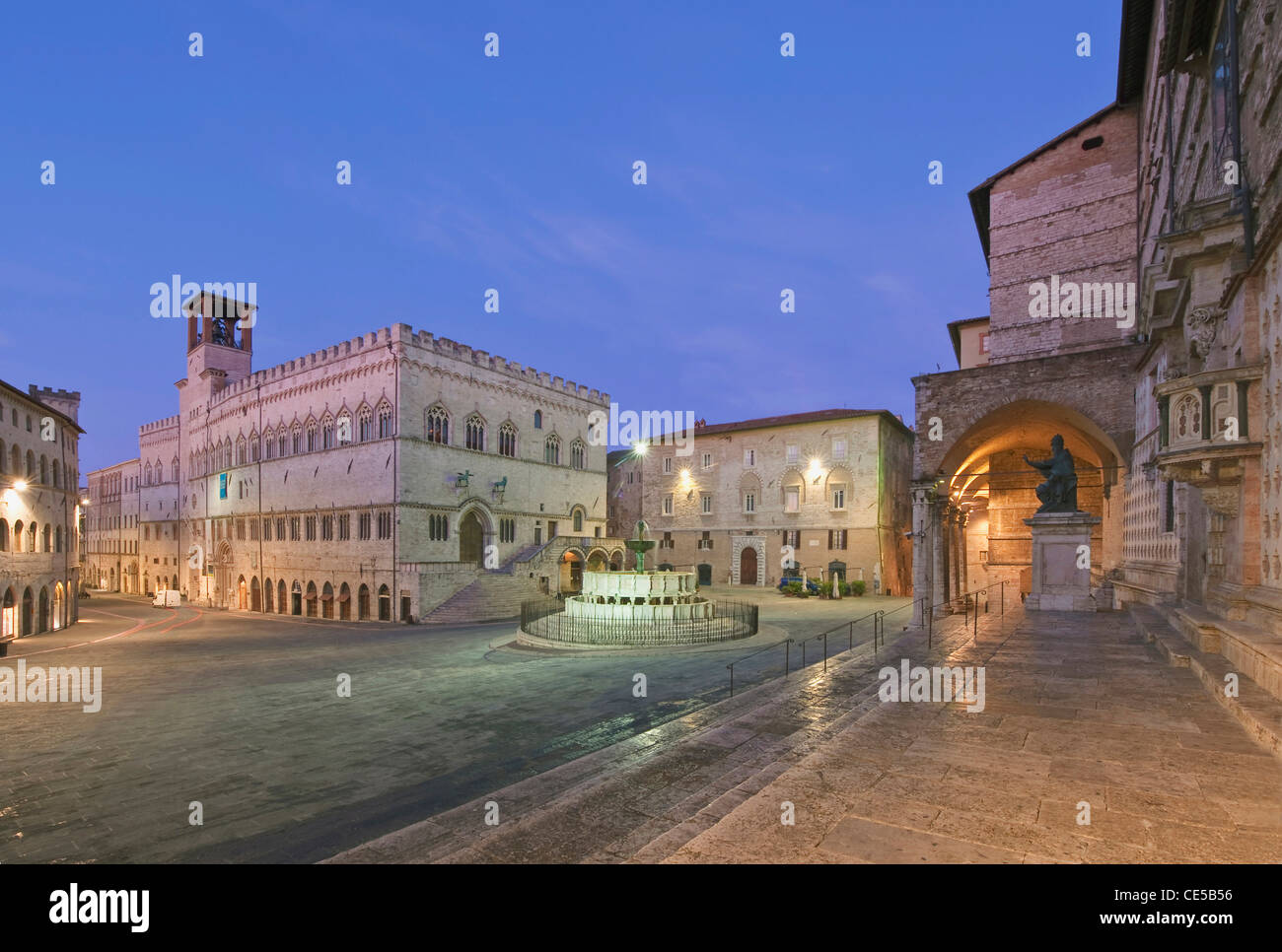 Europa, Italien, Umbrien, Perugia, Fontana Maggiore und Palazzo dei Priori in der Morgendämmerung Stockfoto