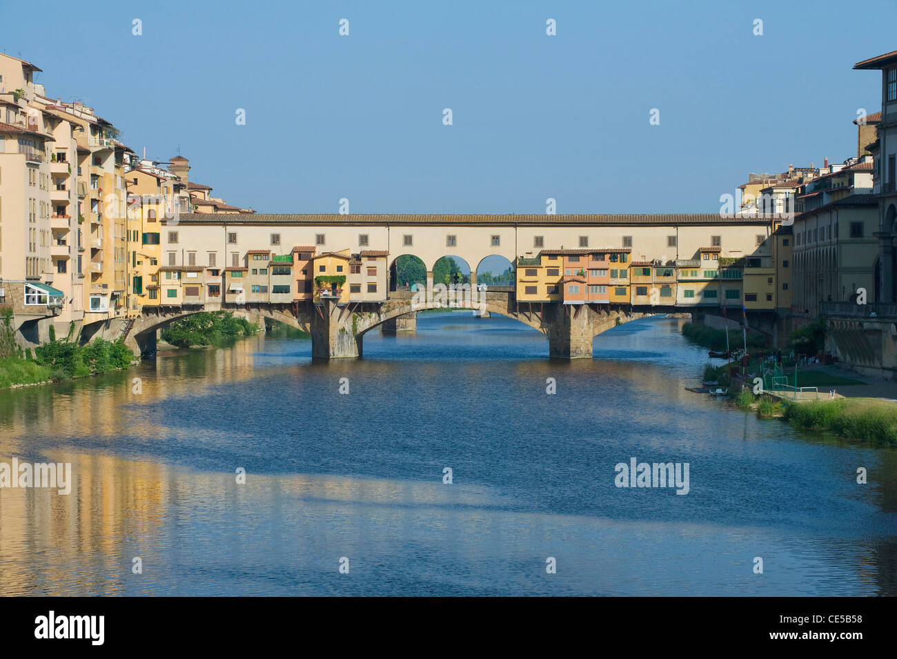 Europa, Italien, Toskana, Florenz, Ponte Vecchio und den Arno bei Sonnenaufgang Stockfoto