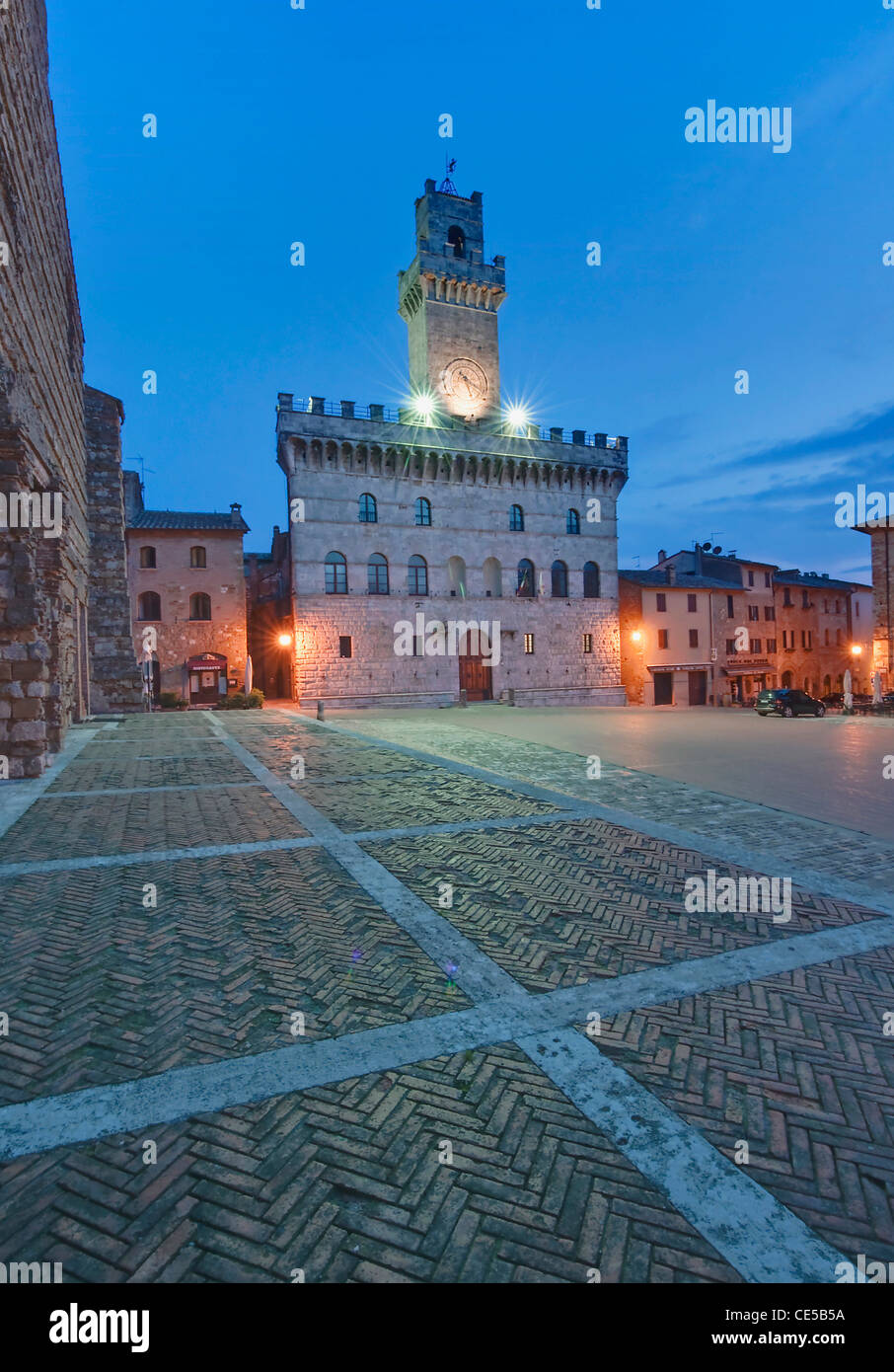 Europa, Italien, Toskana, Montepulciano, Palazzo Comunale (Rathaus) in der Morgendämmerung Stockfoto