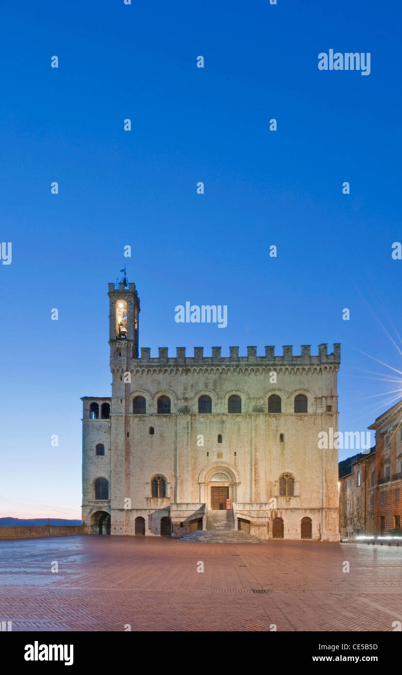 Europa, Italien, Umbrien, Gubbio, Palazzo dei Consoli (Rathaus) in der Abenddämmerung Stockfoto