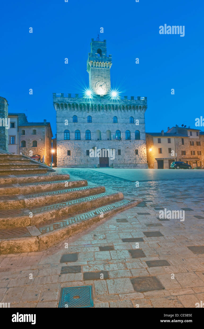 Europa, Italien, Toskana, Montepulciano, Palazzo Comunale (Rathaus) in der Morgendämmerung Stockfoto