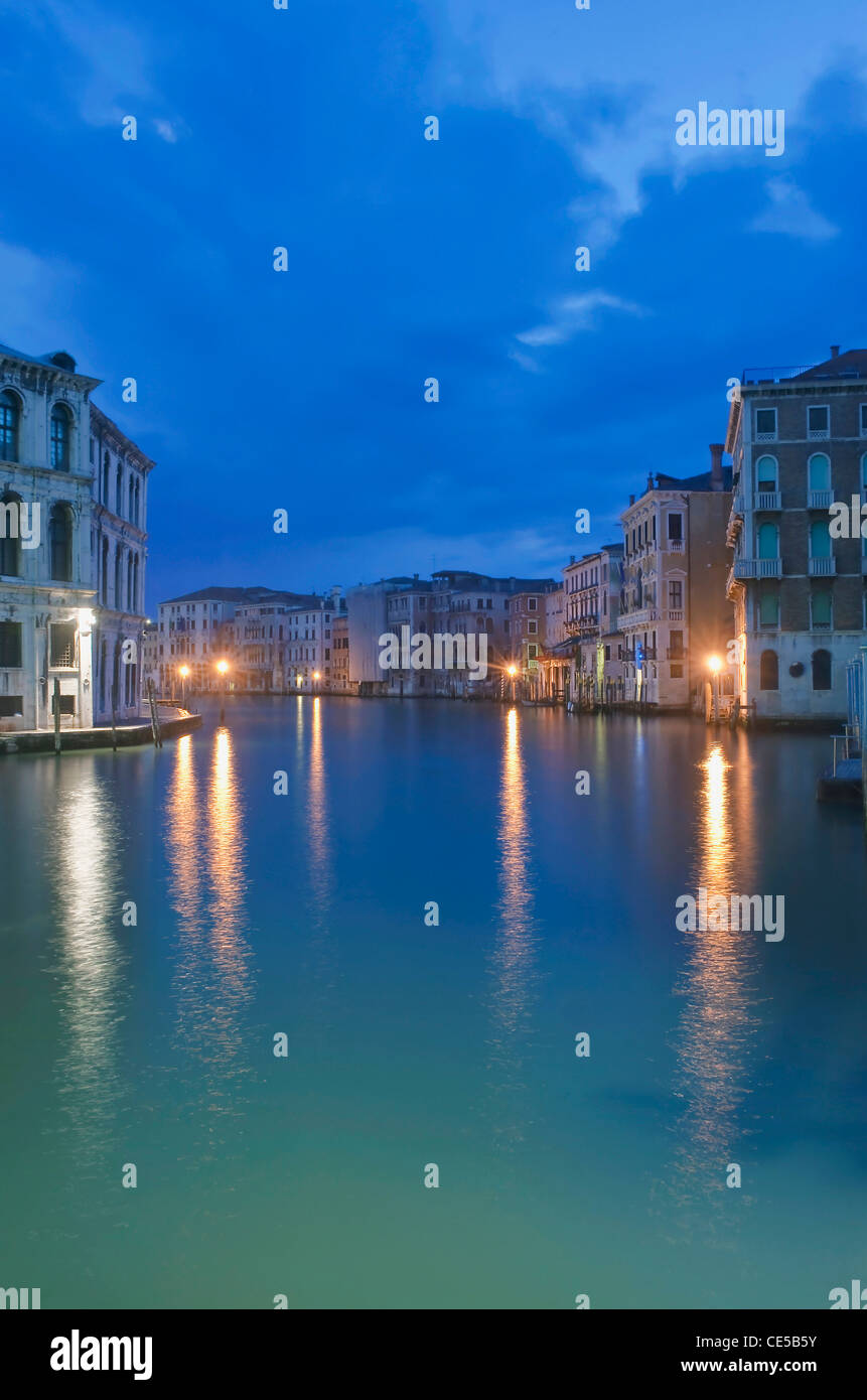 Europa, Italien, Venedig, Canale Grande im Morgengrauen von Rialto-Brücke Stockfoto