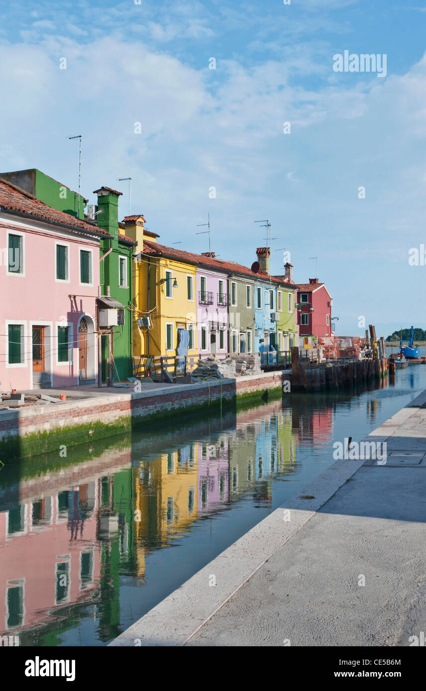 Europa, Italien, Venedig, Burano, Häuser am Kanal Stockfoto