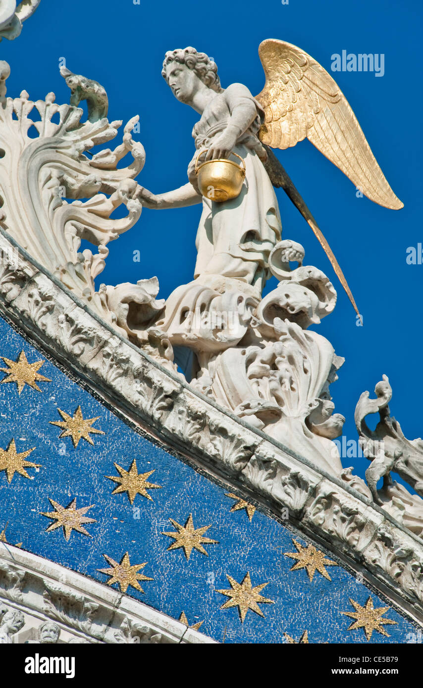 Europa, Italien, Venedig, Statue OfAngel am Markusdom (Basilica di San Marco) Stockfoto