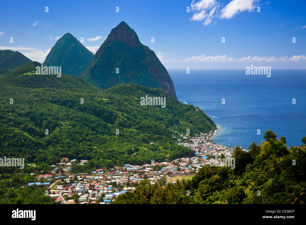Die Pitons, mit Blick auf die Stadt Soufriere in St. Lucia, Karibik Stockfoto