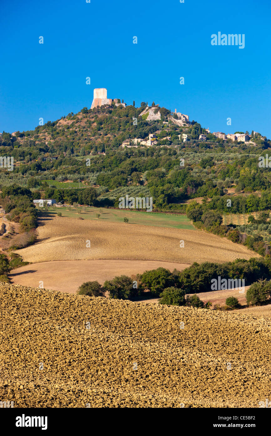 Hügelige Landschaft in der Nähe von Bagno Vignoni mit der Rocca d ' Orcia (Rocca di Tentennano) im Hintergrund, Val d ' Orcia Stockfoto