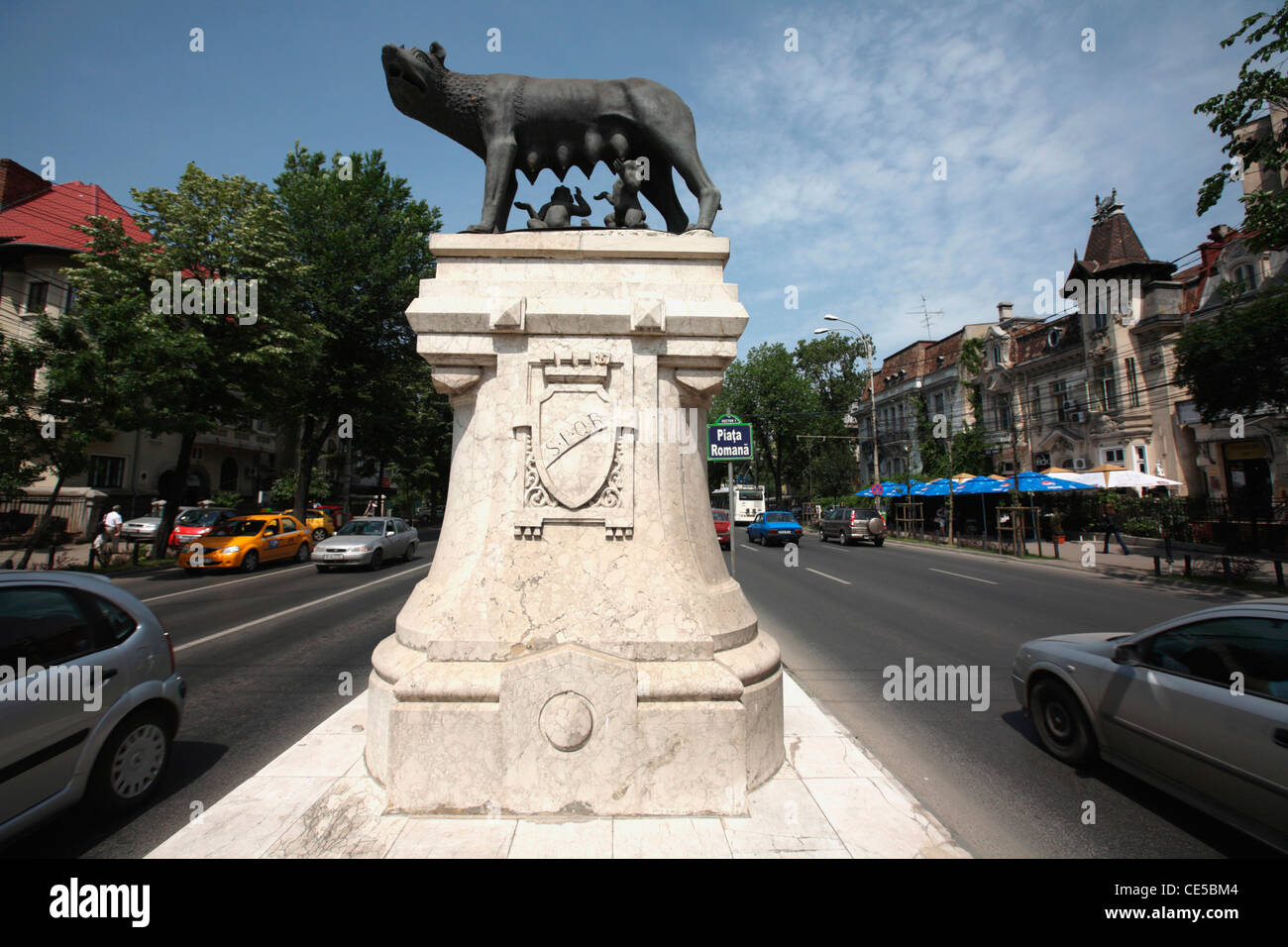 Europa, Rumänien, Bukarest, Statue von Romulus und Remus im römischen Plaza Stockfoto