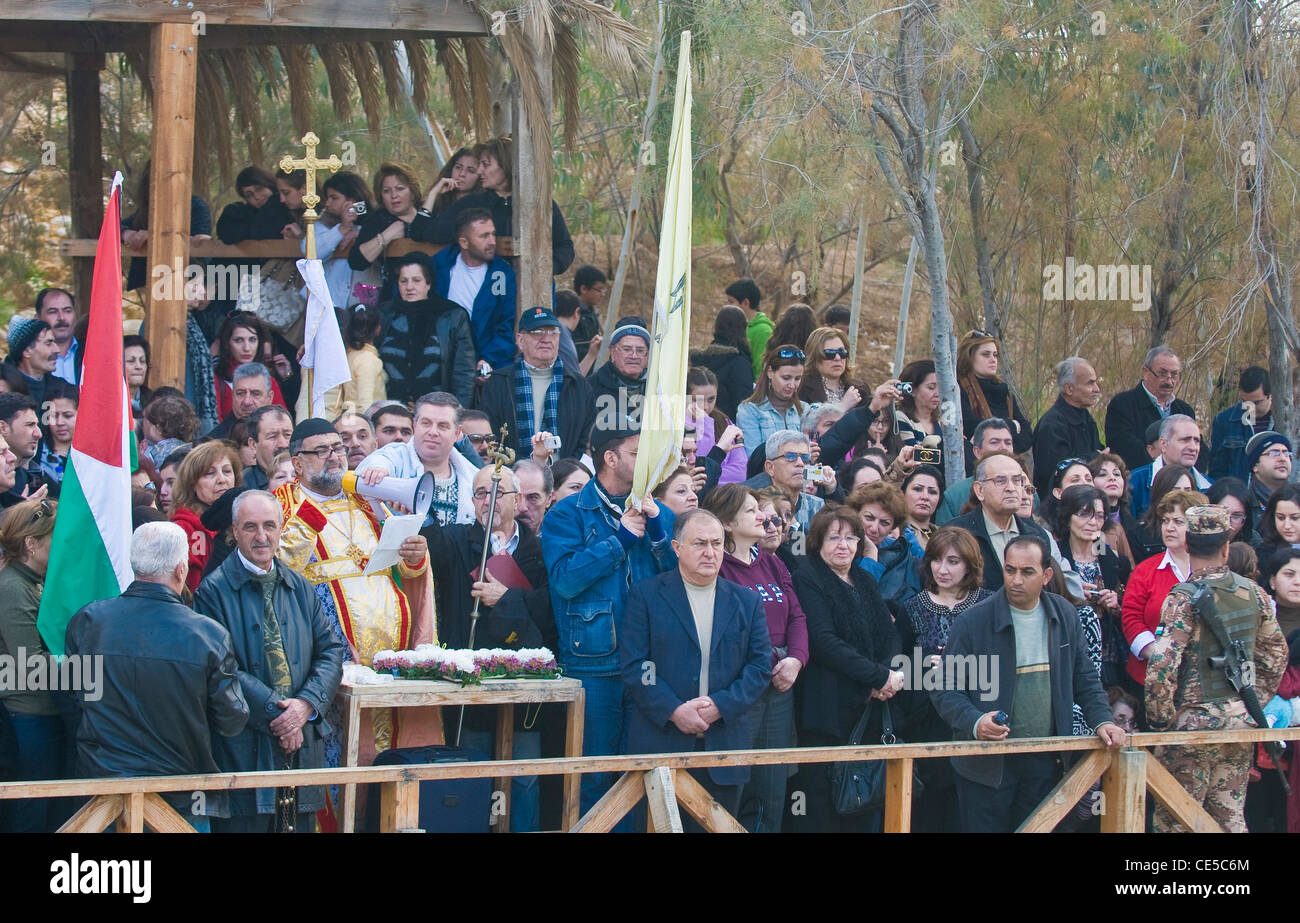 Syrische orthodoxe Christen beteiligt sich an der jährlichen taufen Zeremonie während der Epiphanie am Qaser el Yahud, Jorden im Janua Stockfoto