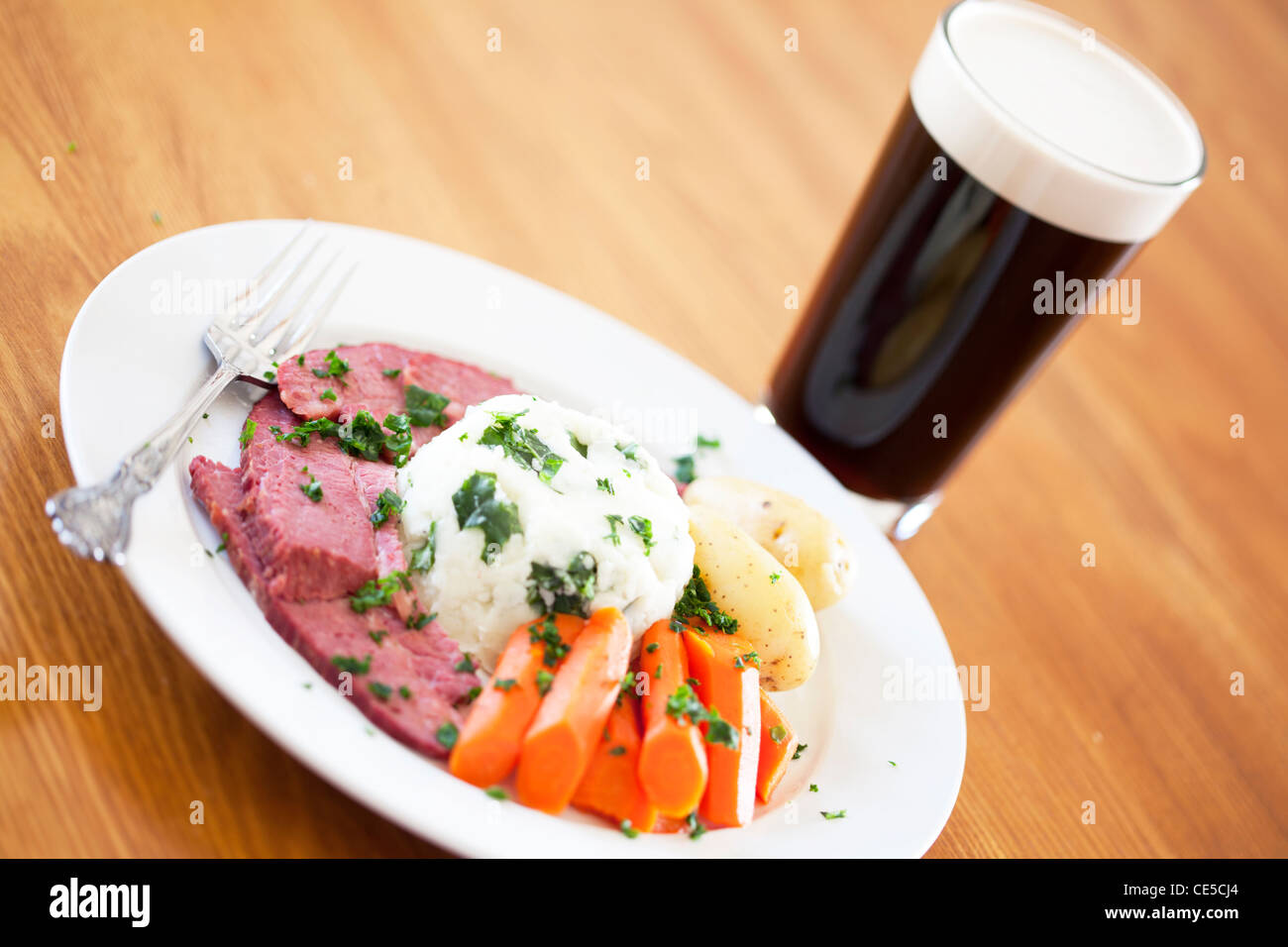 Traditionelles Corned Beef Abendessen mit Bier auf dem Tisch Stockfoto