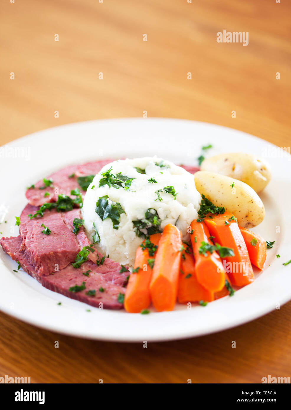 Ein traditionelles Corned Beef Abendessen auf einem Tisch Stockfoto