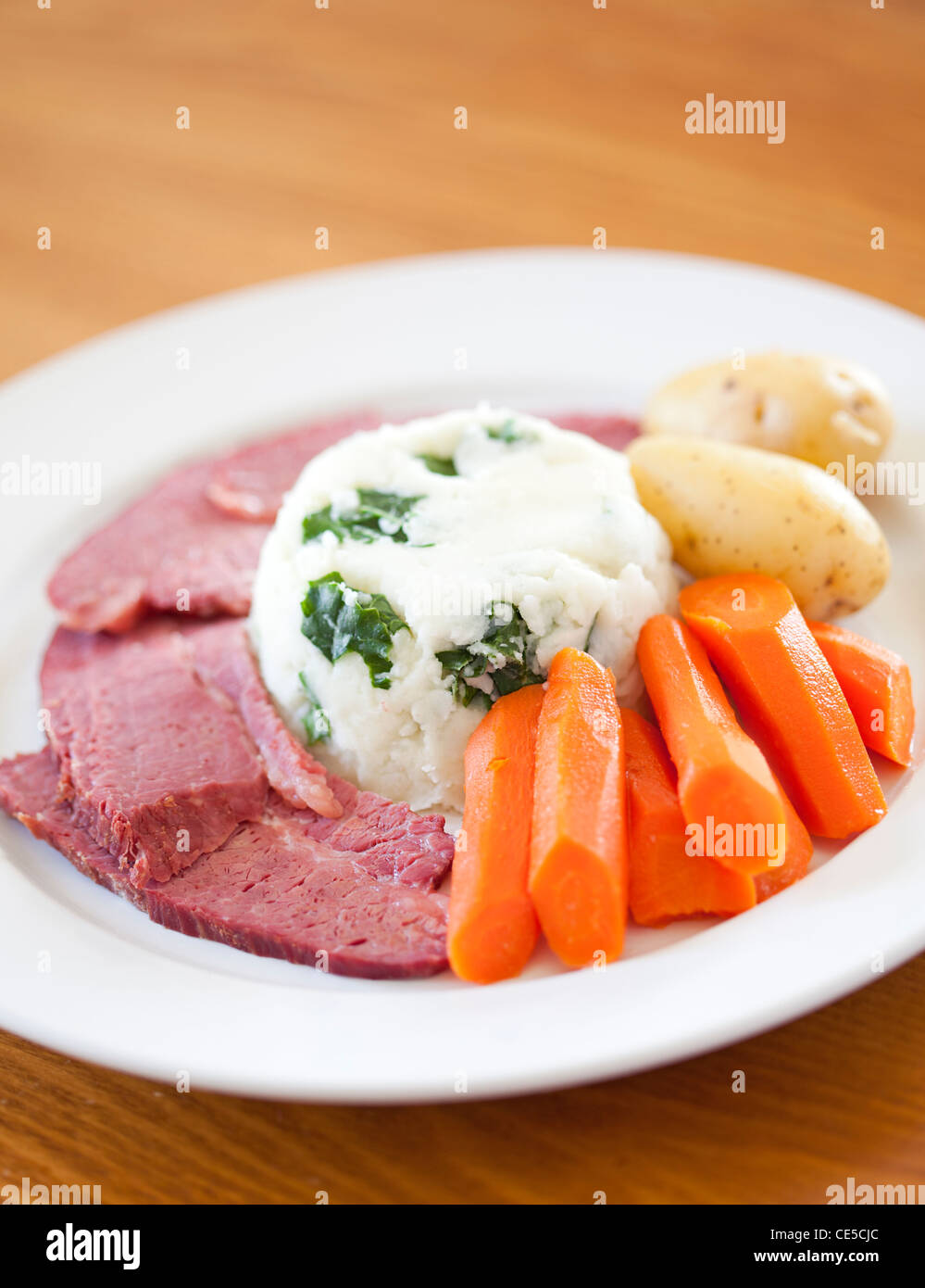 Ein traditionelles Corned Beef Abendessen auf einem Tisch Stockfoto