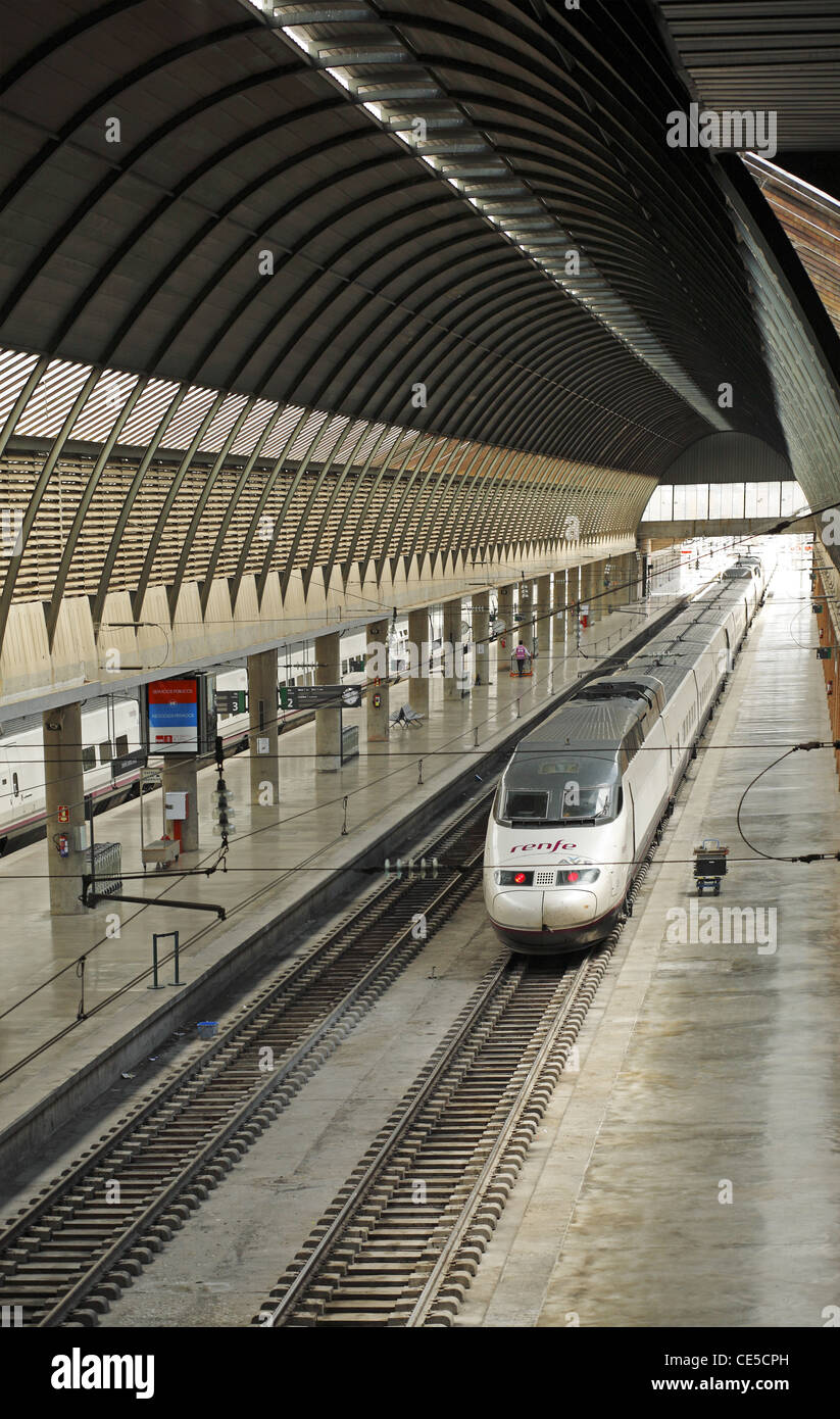 RENFE Zug am Bahnhof Santa Justa Sevilla, Sevilla, Spanien Stockfoto