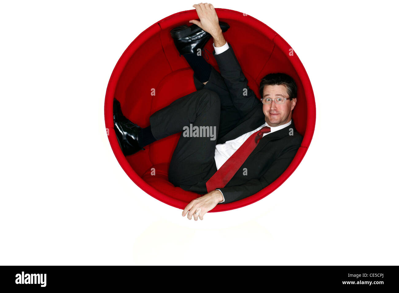 Porträt eines Mannes in einem Retro-Kugelstuhl Stockfoto