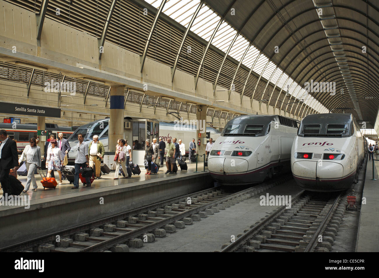 RENFE Zug am Bahnhof Santa Justa Sevilla, Sevilla, Spanien Stockfoto